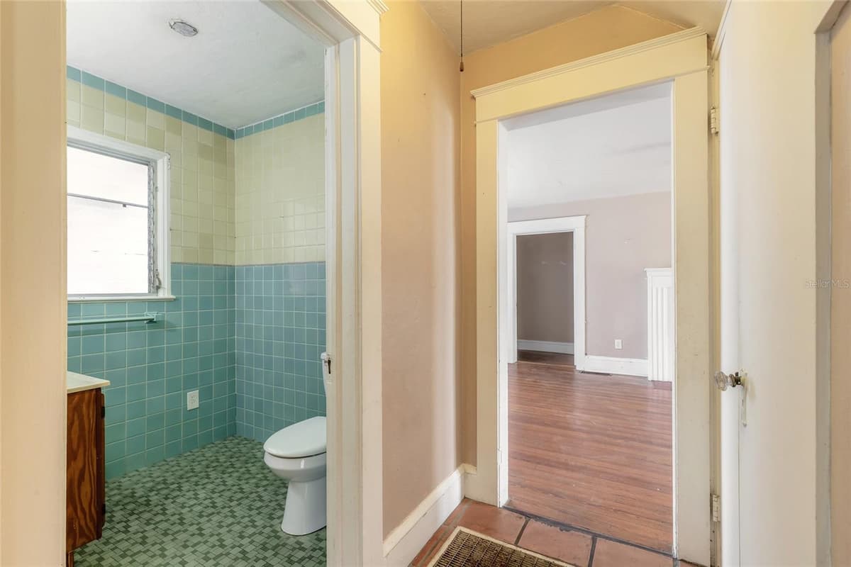 724 OLEANDER AVENUE — photo 15 of 58