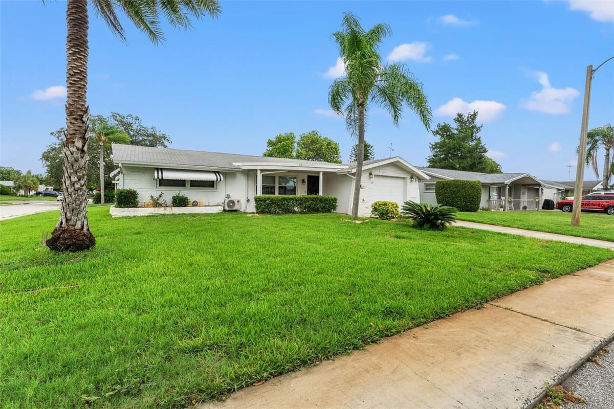 7015 FLAGGLER DRIVE — photo 4 of 33