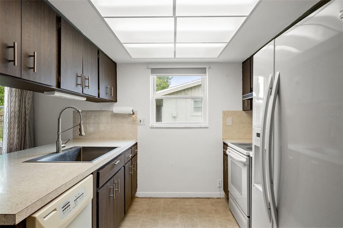 7015 FLAGGLER DRIVE — photo 10 of 33