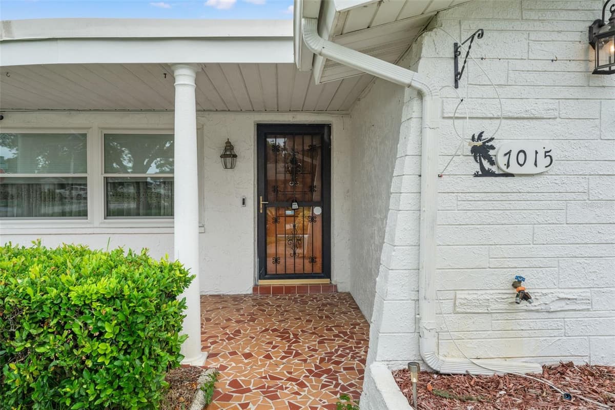 7015 FLAGGLER DRIVE — photo 5 of 33