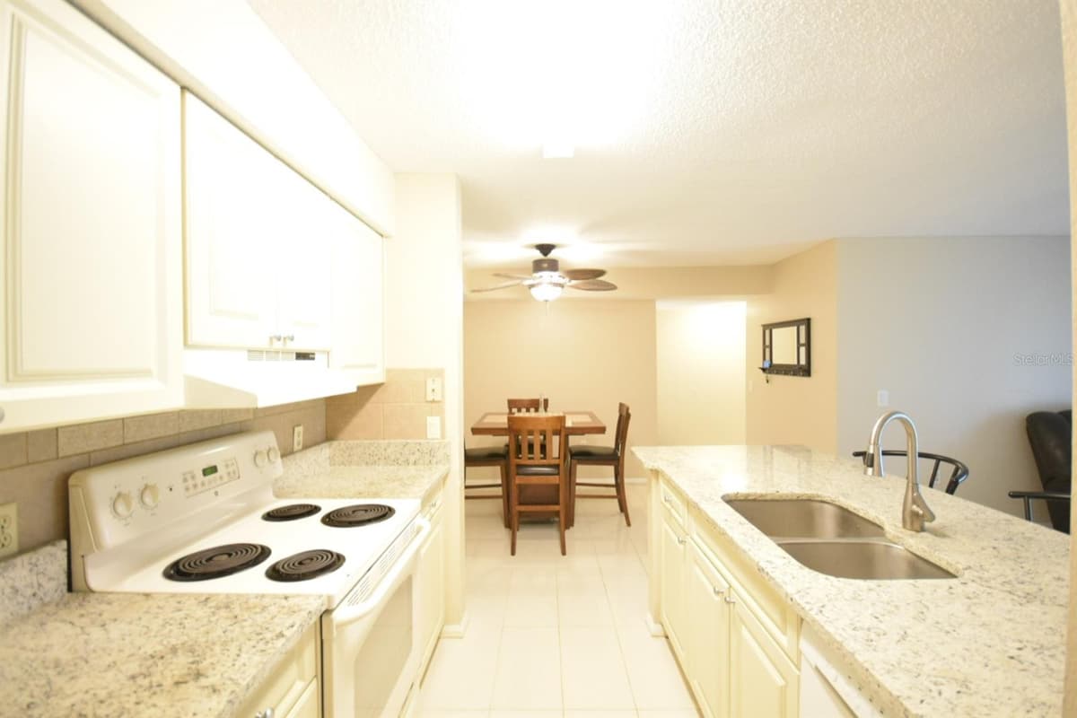 9481 HIGHLAND OAK DRIVE — photo 12 of 36