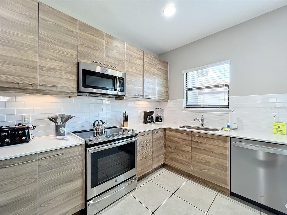 185 BROOKES PLACE — photo 7 of 42
