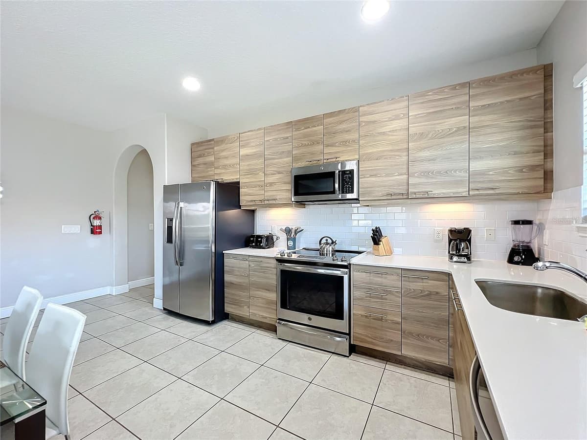 185 BROOKES PLACE — photo 6 of 42
