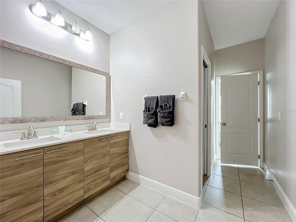 185 BROOKES PLACE — photo 21 of 42