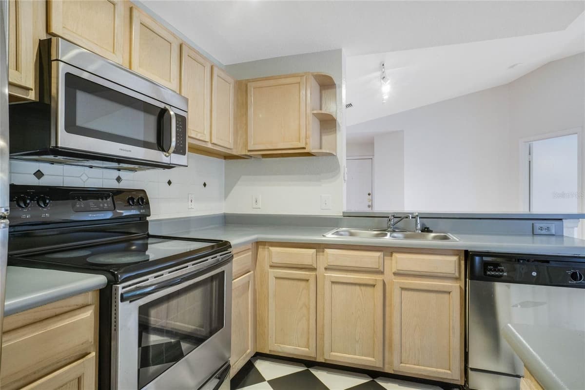 7524 SEURAT STREET — photo 10 of 34