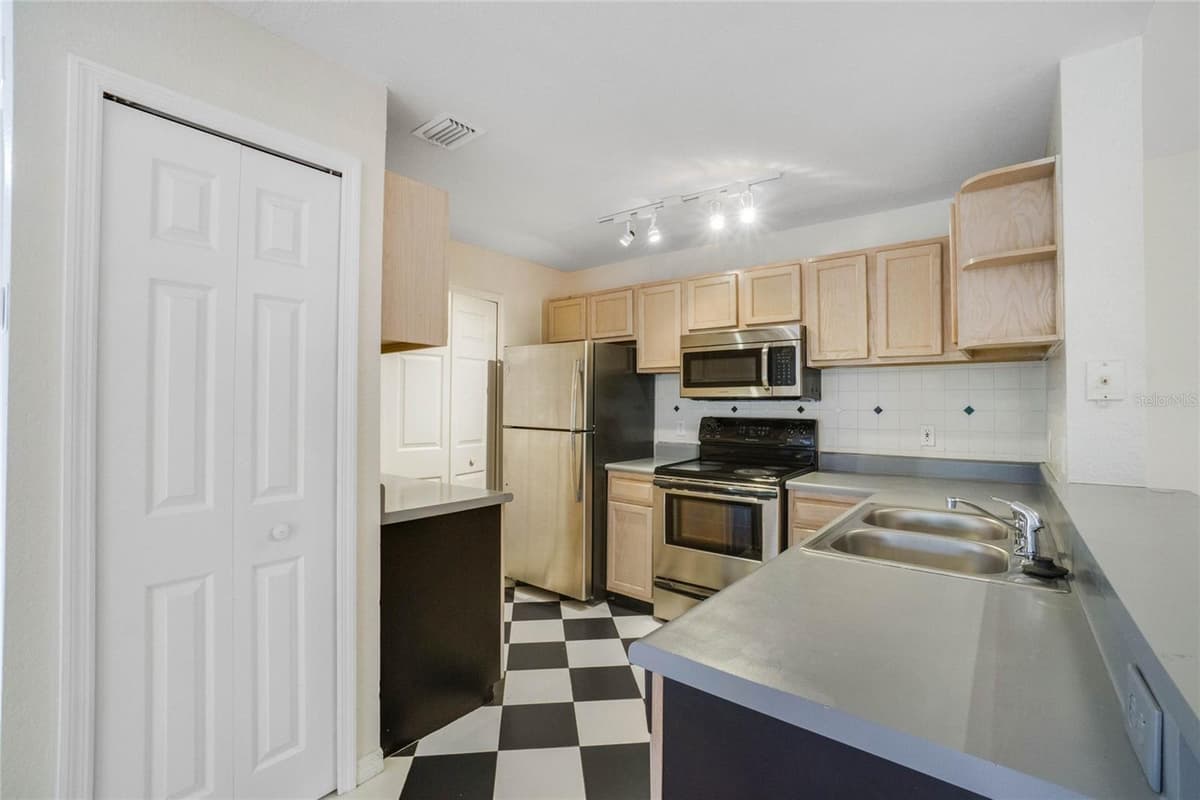 7524 SEURAT STREET — photo 9 of 34