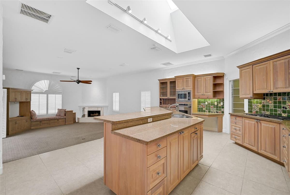 909 MACEWEN DRIVE — photo 16 of 62