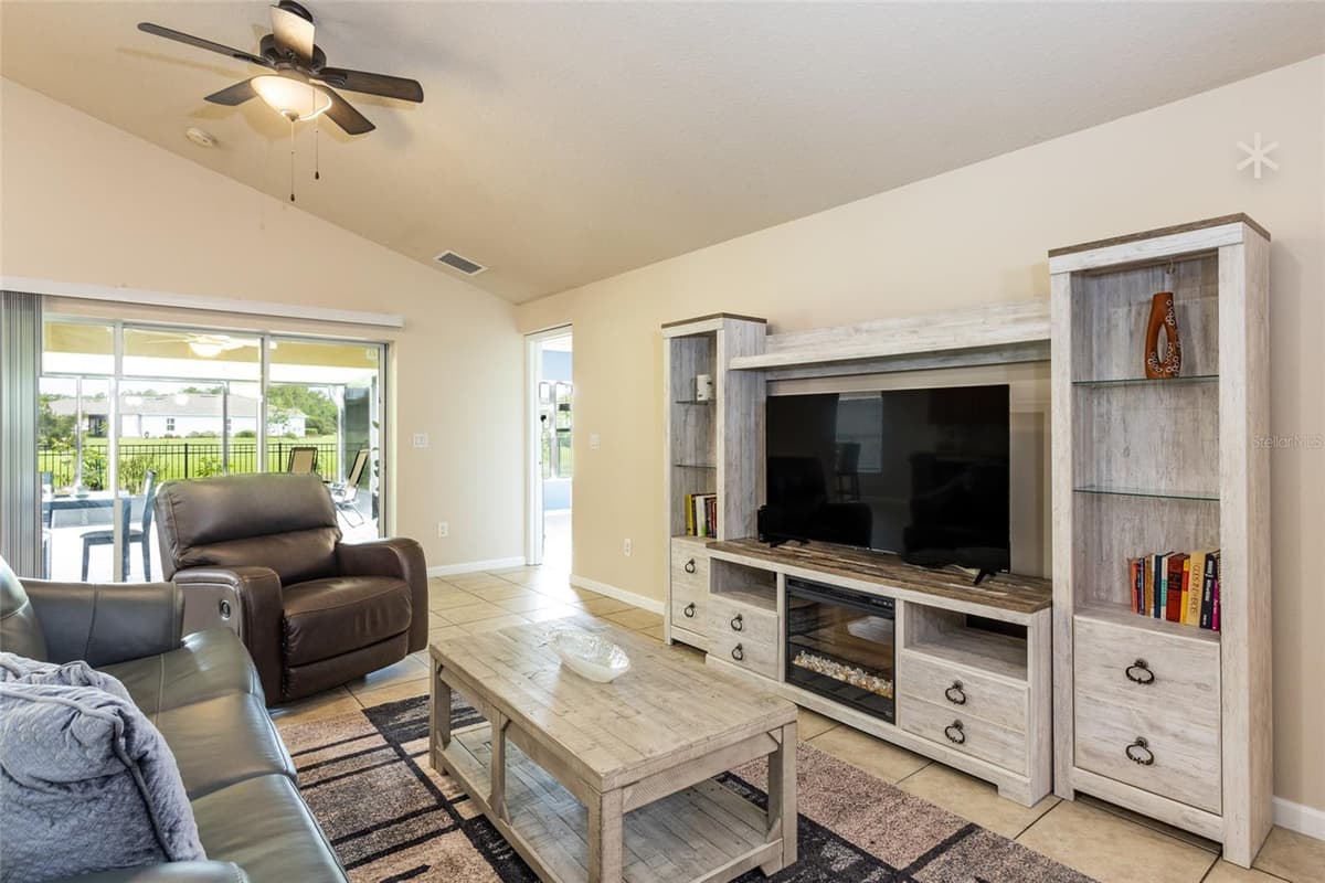 118 GOLFVIEW COURT — photo 10 of 32