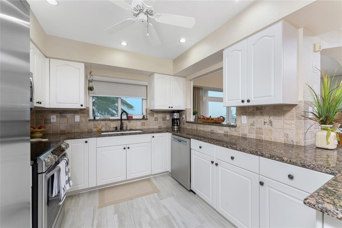 1250 MARION AVENUE — photo 8 of 64