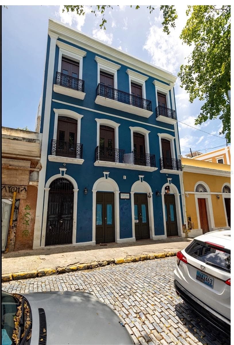 9 DEL MERCADO — photo 1 of 7