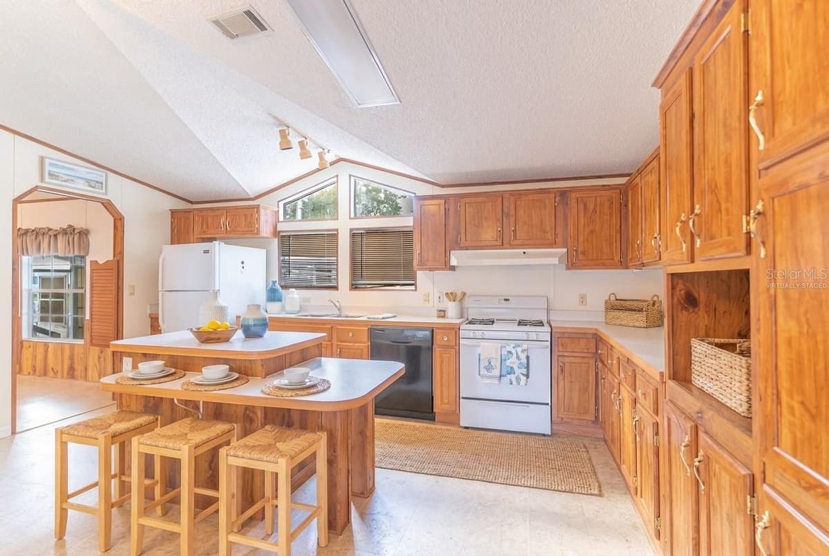 3606 LAZY LAKE DRIVE — photo 6 of 36