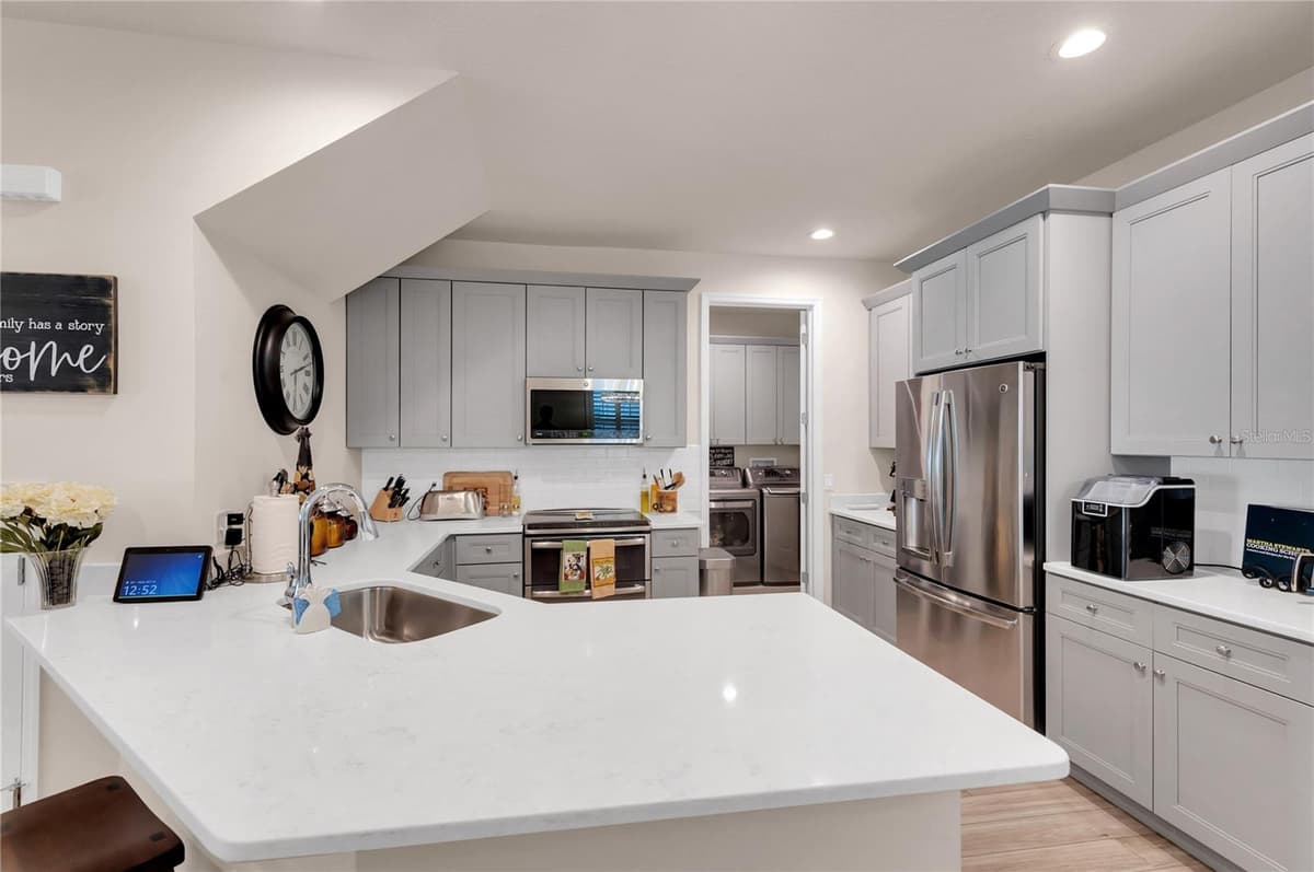 2280 MONTVIEW DRIVE — photo 16 of 49
