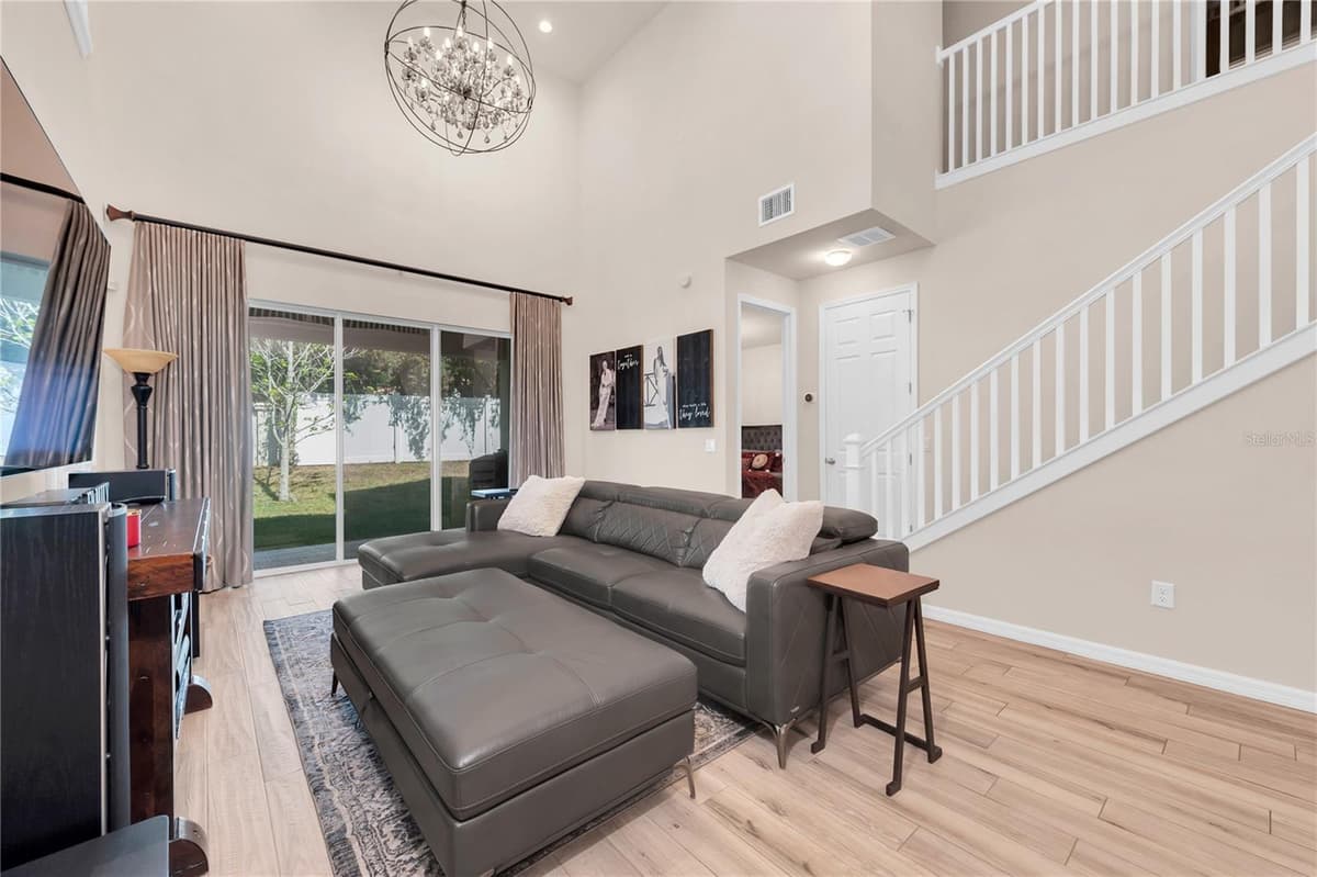 2280 MONTVIEW DRIVE — photo 11 of 49