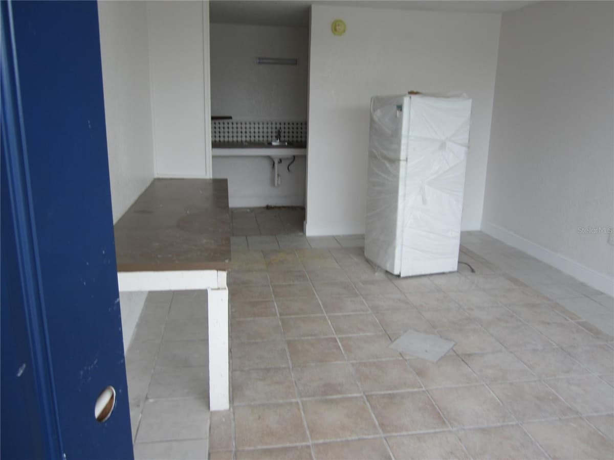 4011 COLUMBUS DRIVE — photo 5 of 18