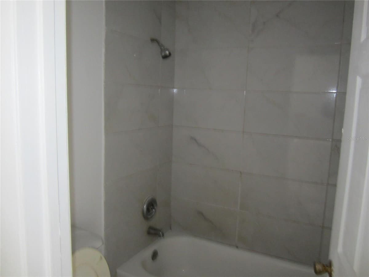 4011 COLUMBUS DRIVE — photo 7 of 18