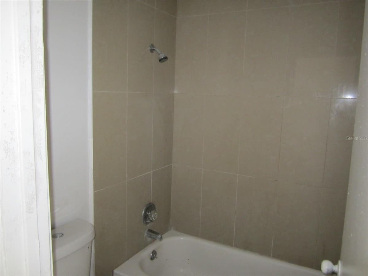 4011 COLUMBUS DRIVE — photo 3 of 18