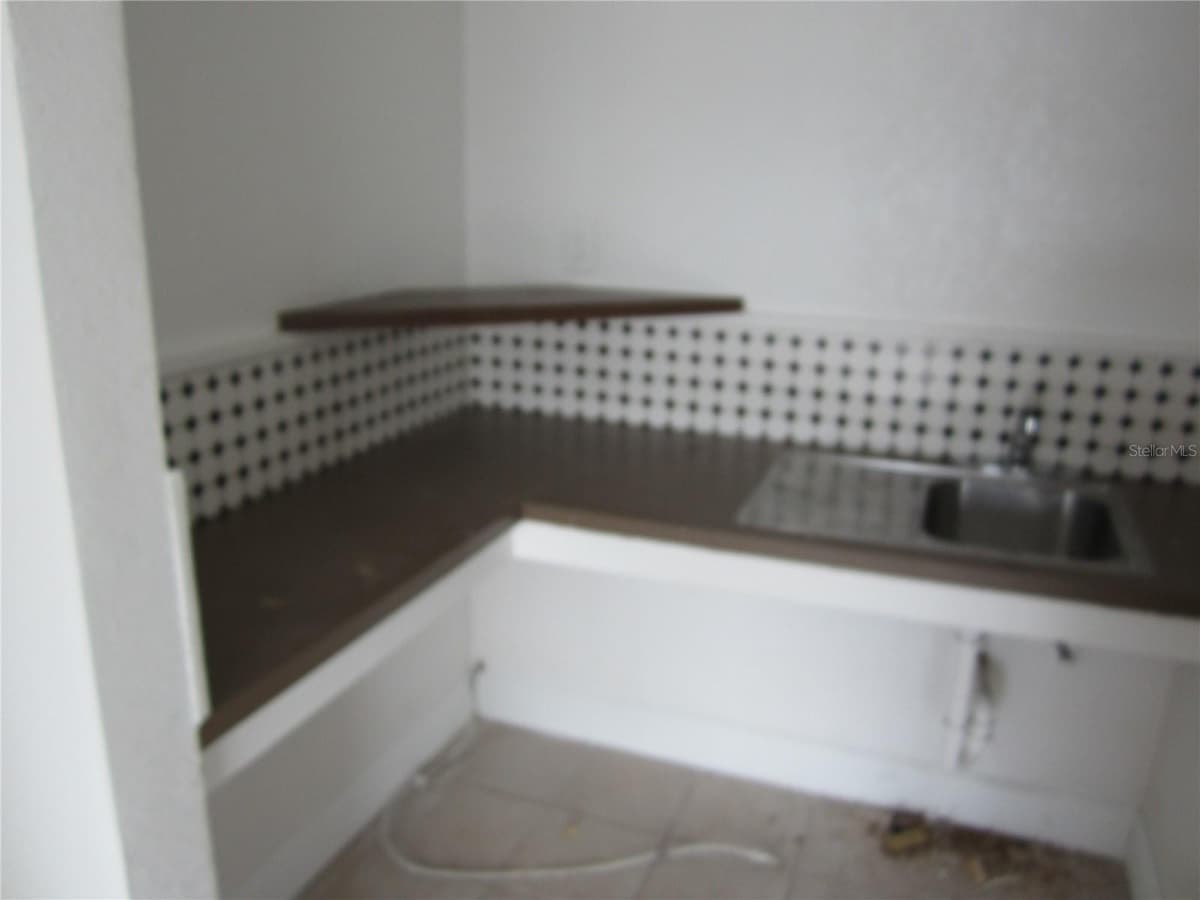 4011 COLUMBUS DRIVE — photo 6 of 18