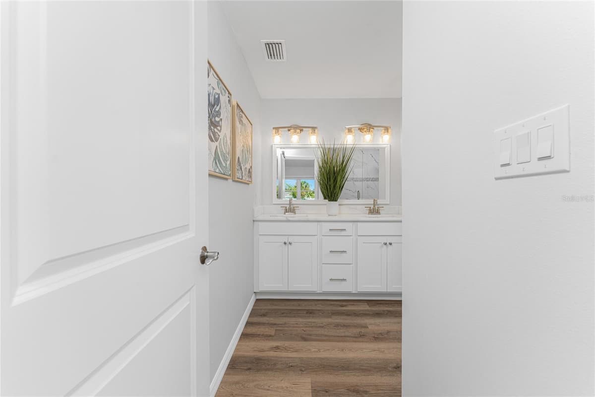 4199 HOLLIS AVENUE — photo 40 of 75