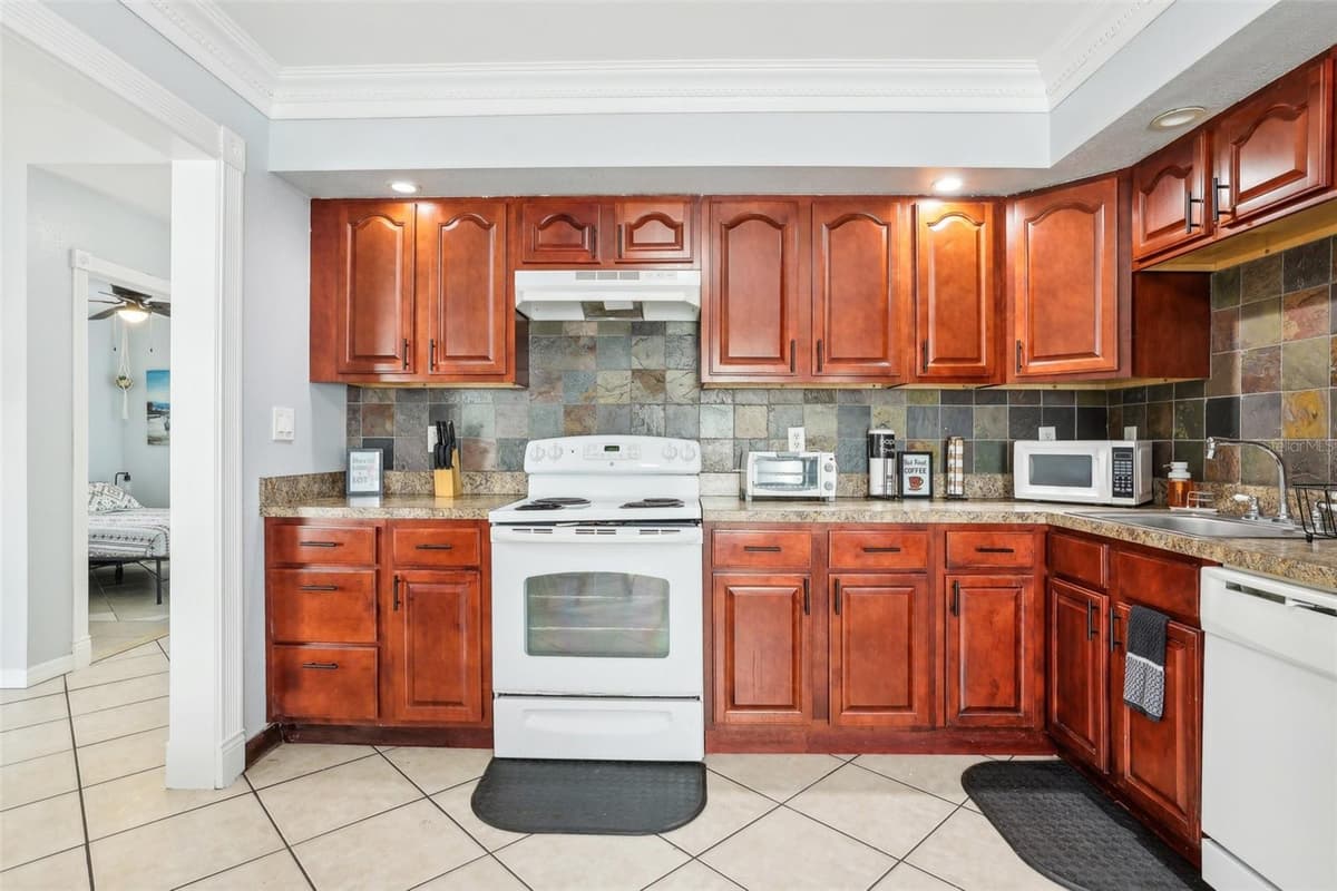 1815 LARKIN AVENUE — photo 15 of 50