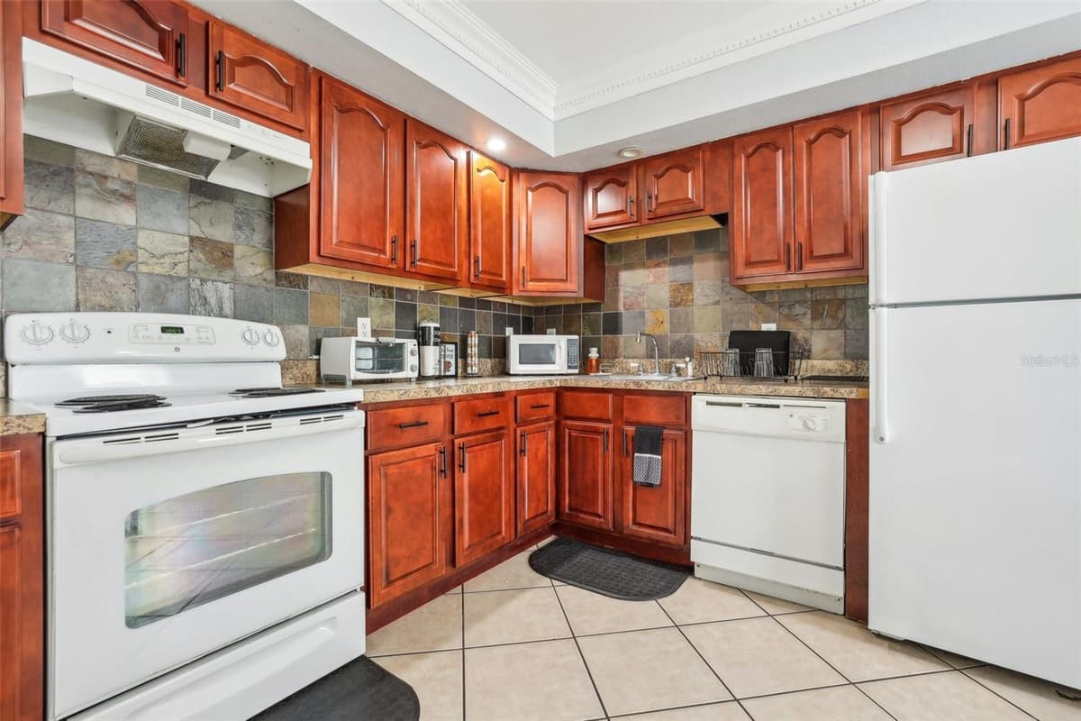 1815 LARKIN AVENUE — photo 16 of 50