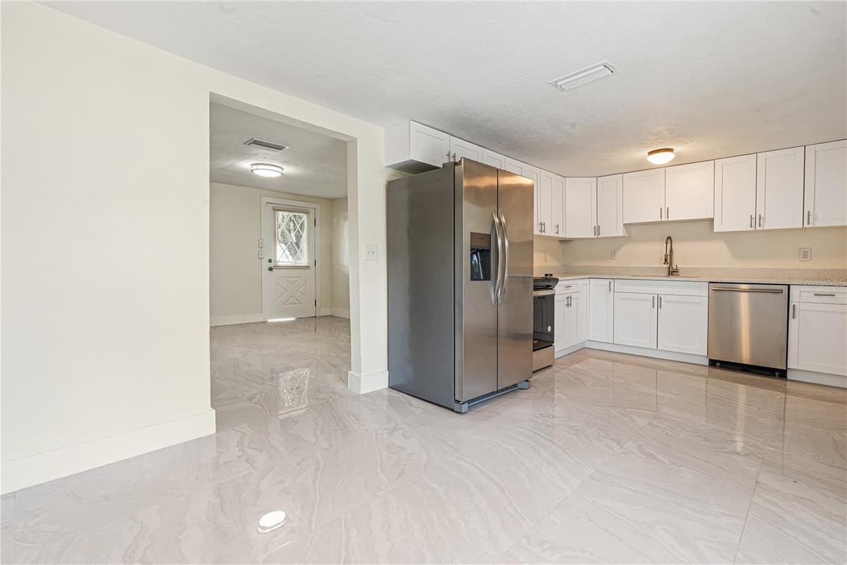 2624 LEE STREET — photo 4 of 18
