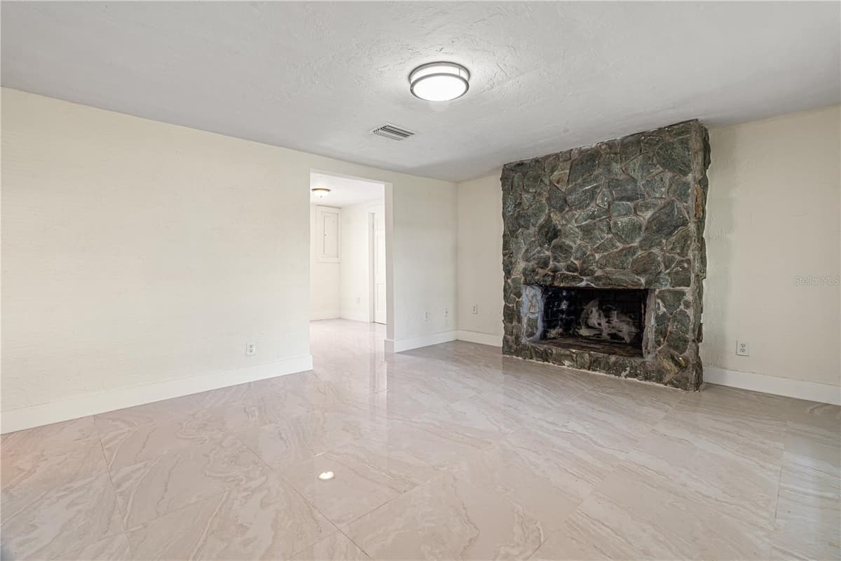2624 LEE STREET — photo 3 of 18