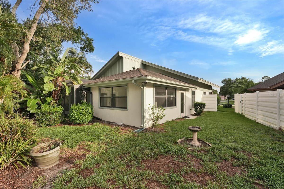 7861 PINE TRACE DRIVE — photo 4 of 36