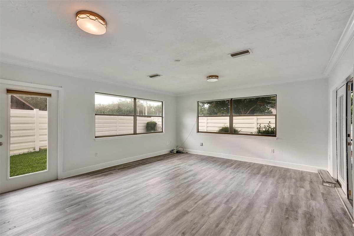 7861 PINE TRACE DRIVE — photo 18 of 36