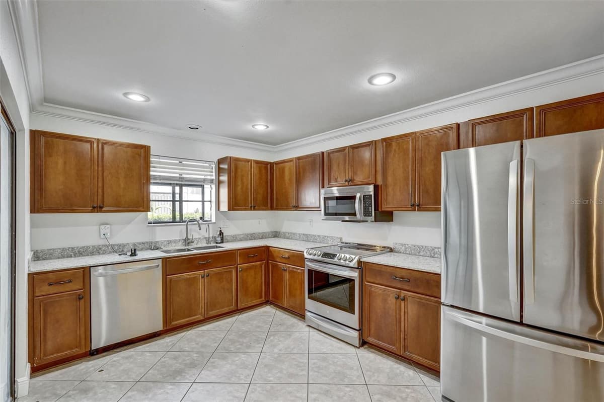 7861 PINE TRACE DRIVE — photo 6 of 36