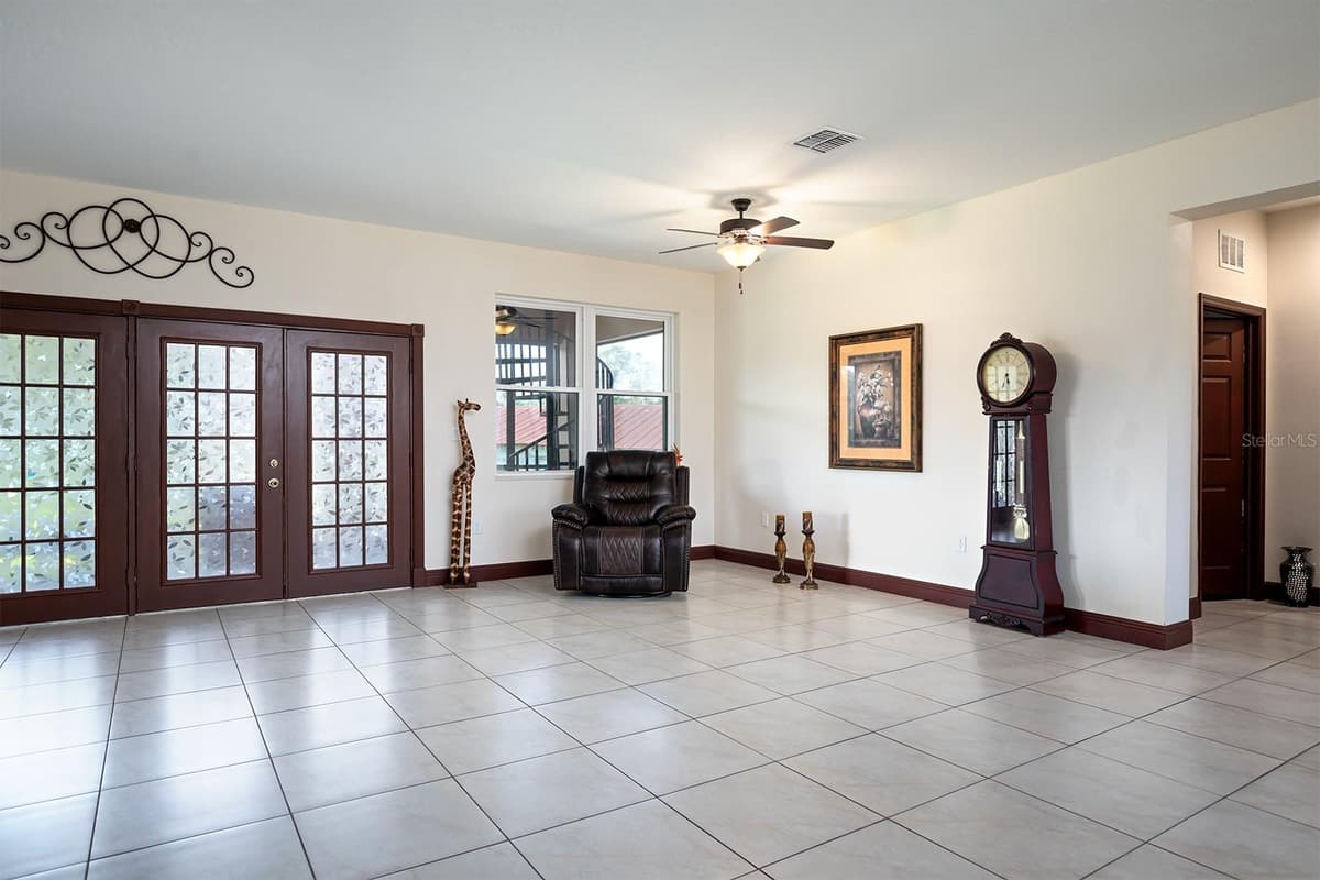 3211 LAKESHORE BOULEVARD — photo 4 of 51