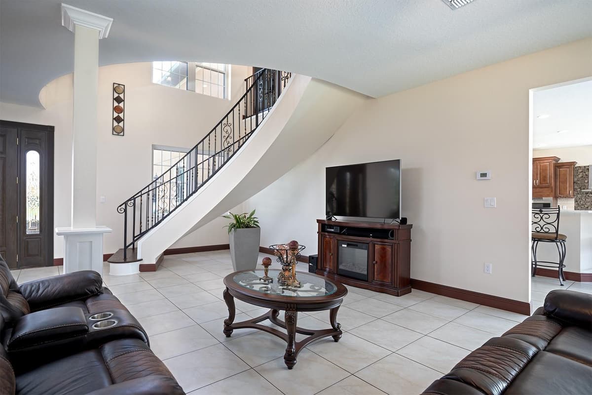 3211 LAKESHORE BOULEVARD — photo 7 of 51