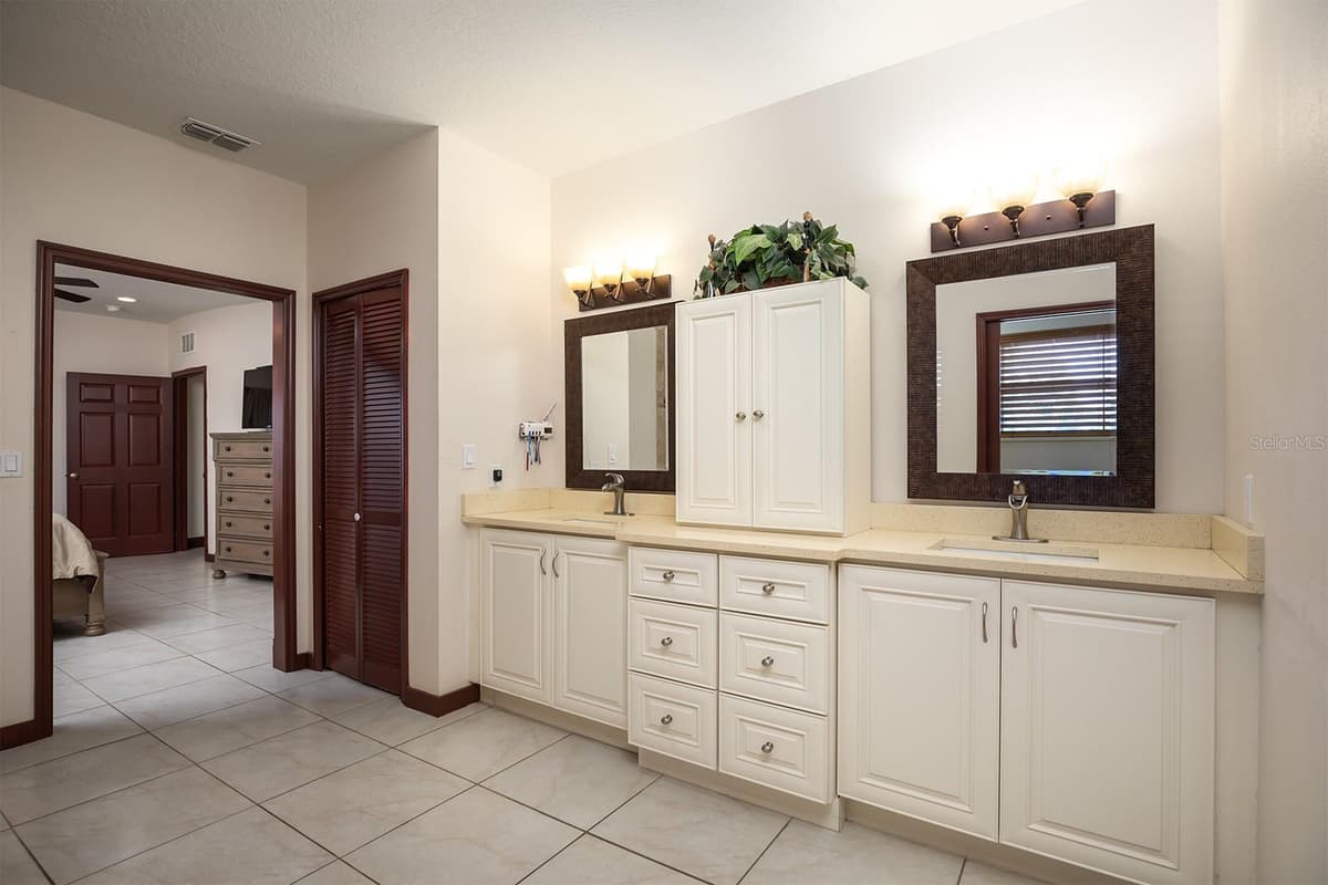 3211 LAKESHORE BOULEVARD — photo 17 of 51