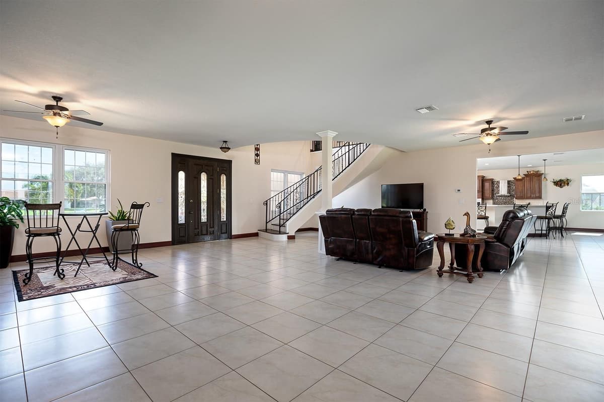 3211 LAKESHORE BOULEVARD — photo 5 of 51