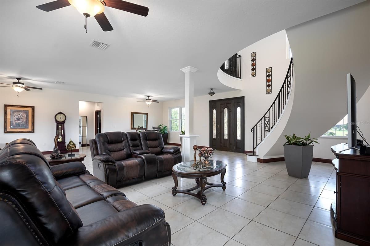 3211 LAKESHORE BOULEVARD — photo 8 of 51