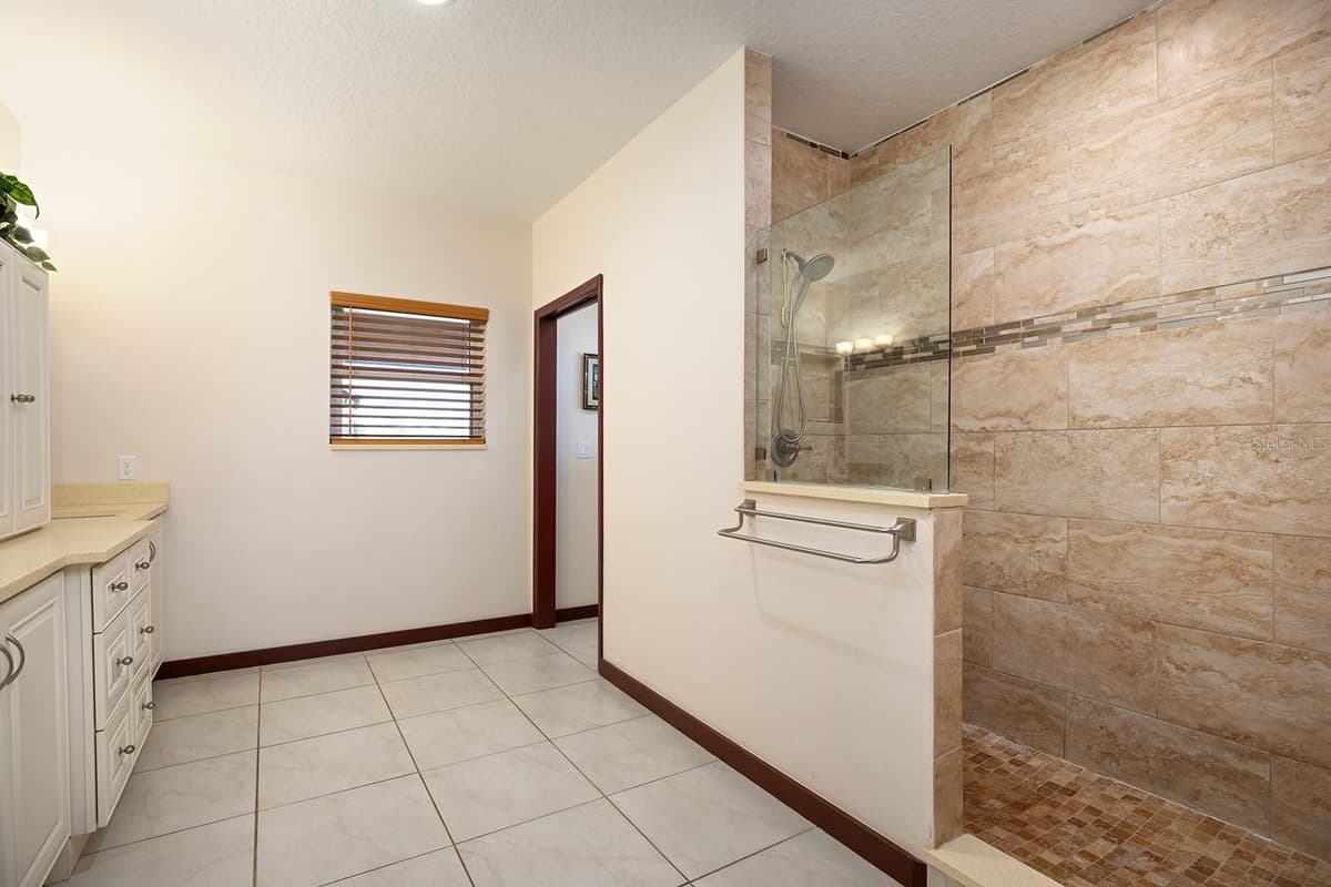 3211 LAKESHORE BOULEVARD — photo 16 of 51