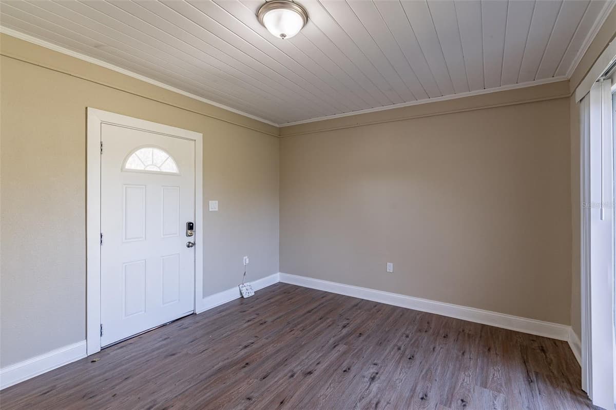 112 MOSS STREET — photo 5 of 30