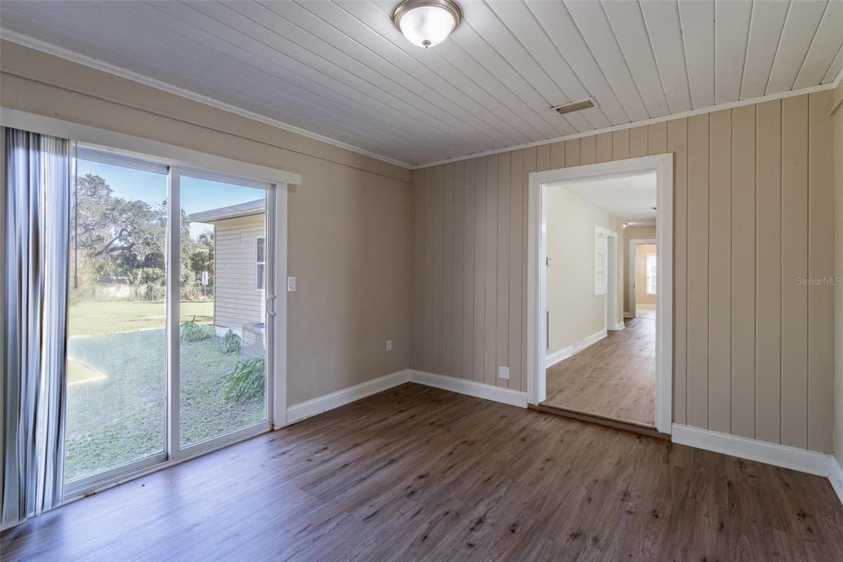 112 MOSS STREET — photo 10 of 30