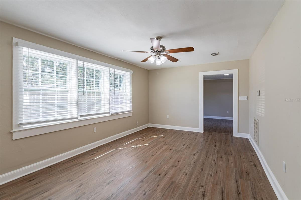112 MOSS STREET — photo 12 of 30