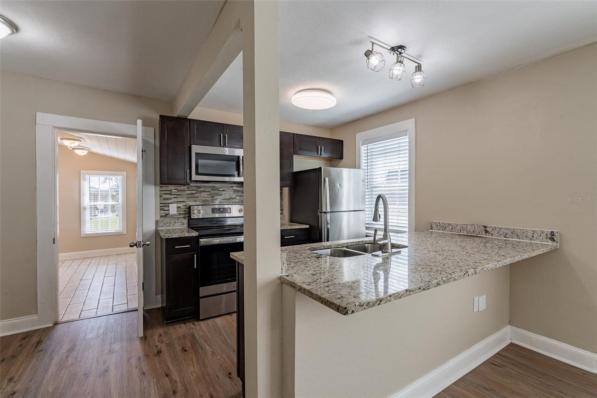 112 MOSS STREET — photo 7 of 30