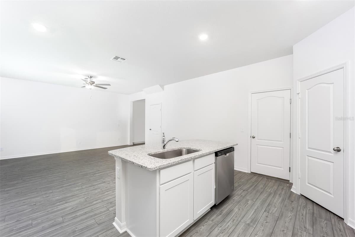 3728 BERGAMOT STREET — photo 10 of 21