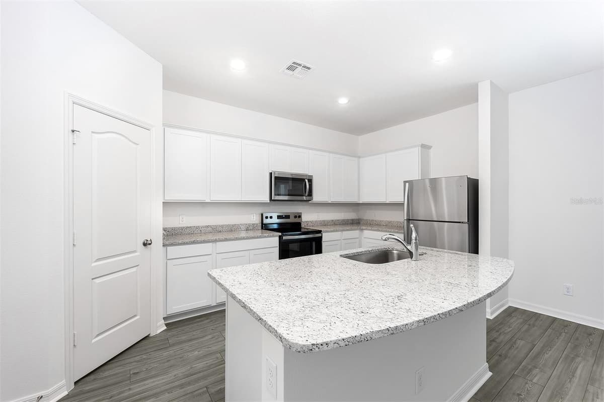 3728 BERGAMOT STREET — photo 9 of 21