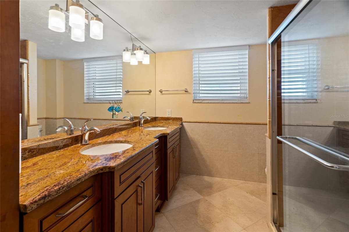 5200 BRITTANY DRIVE — photo 17 of 48
