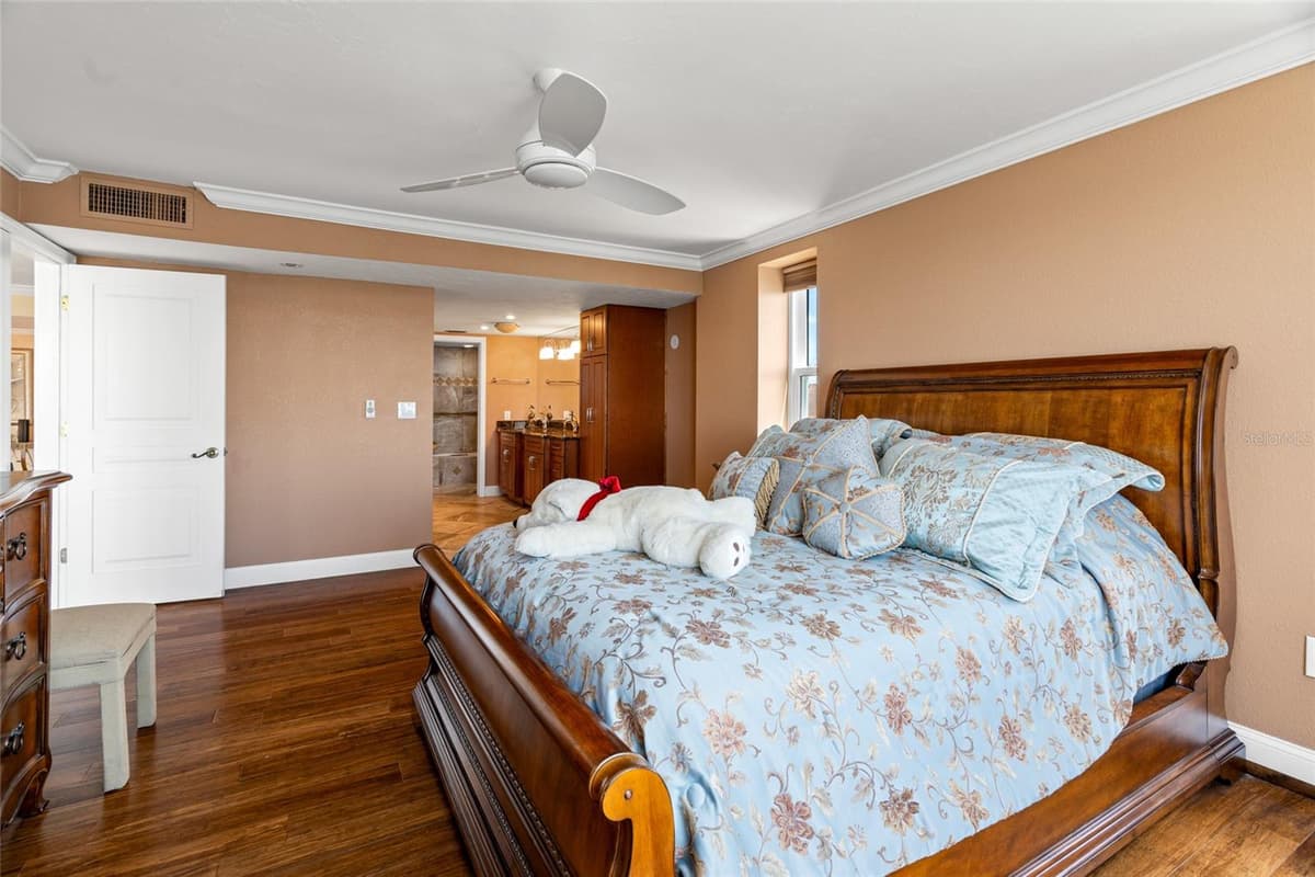5200 BRITTANY DRIVE — photo 13 of 48