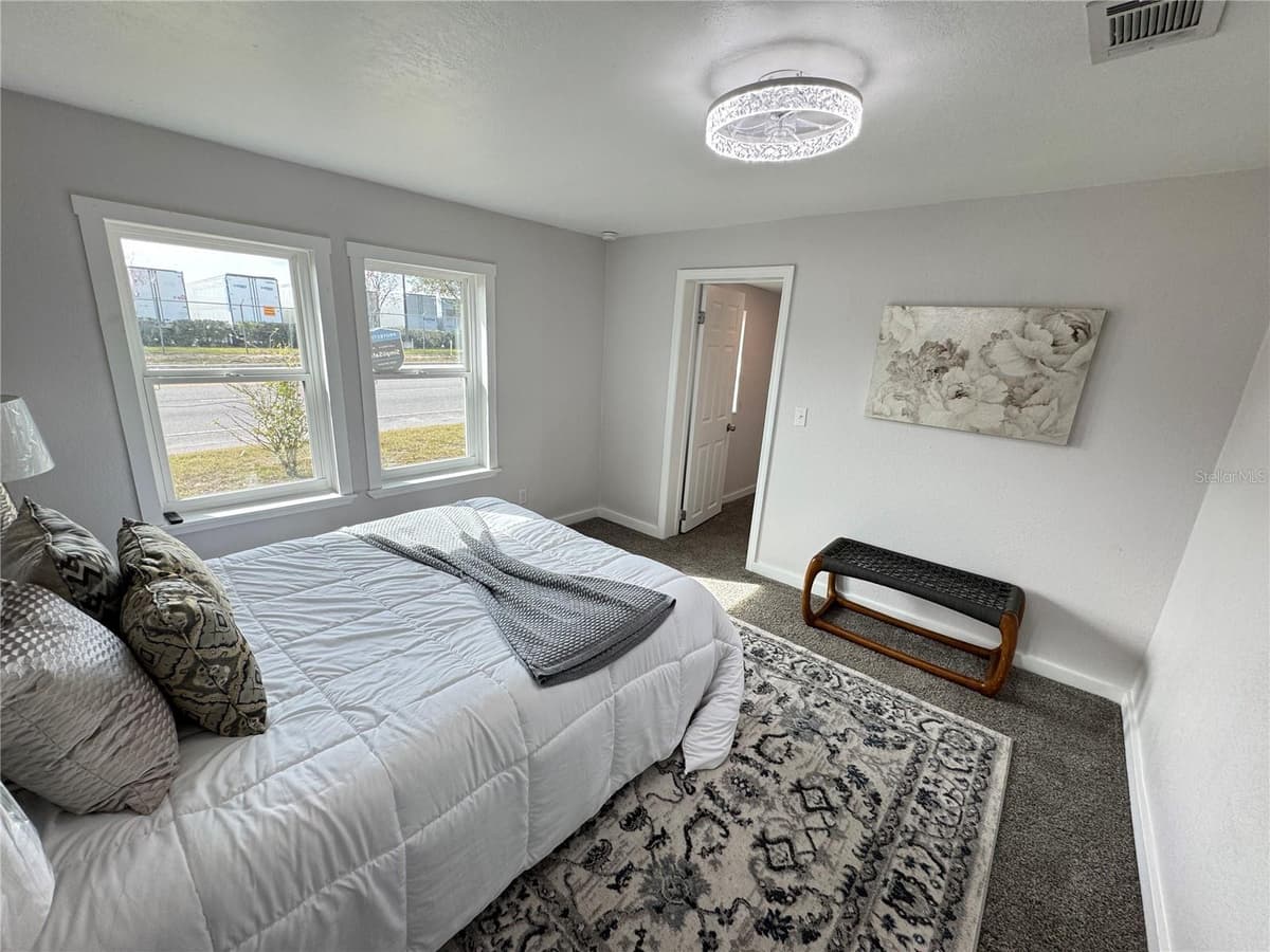 620 OAK STREET — photo 9 of 27
