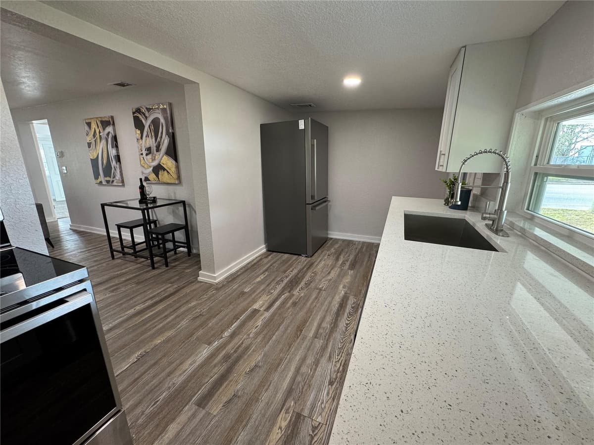 620 OAK STREET — photo 8 of 27