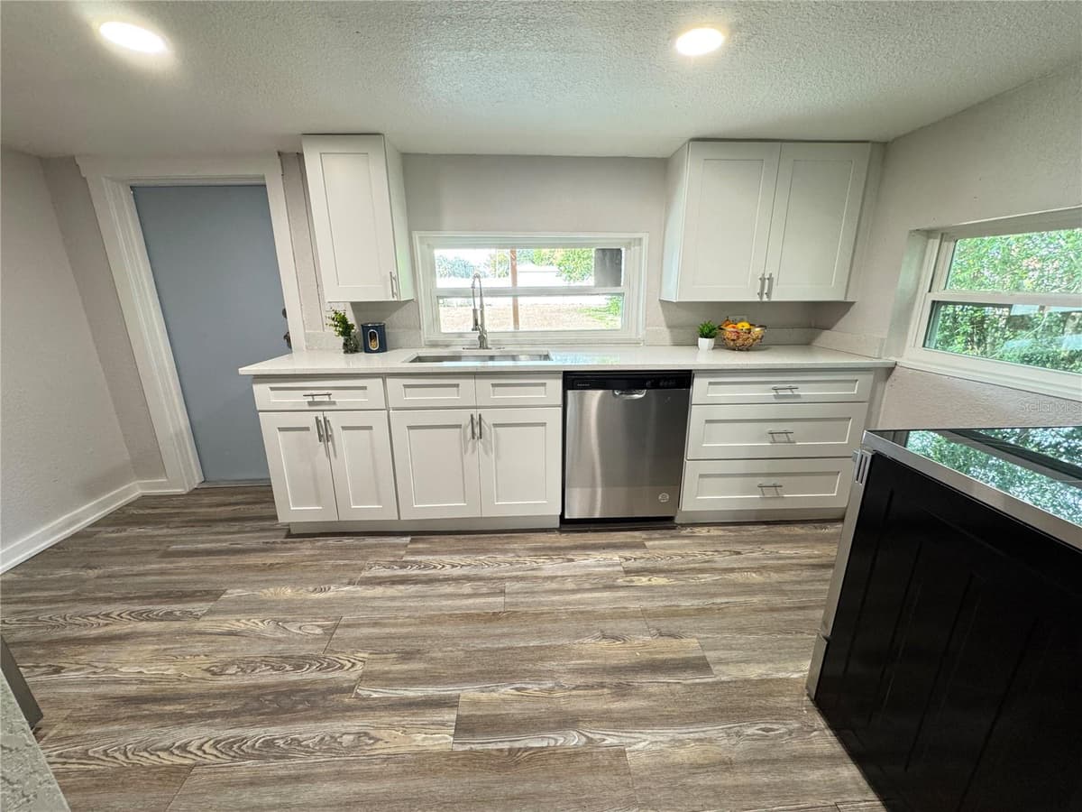 620 OAK STREET — photo 6 of 27
