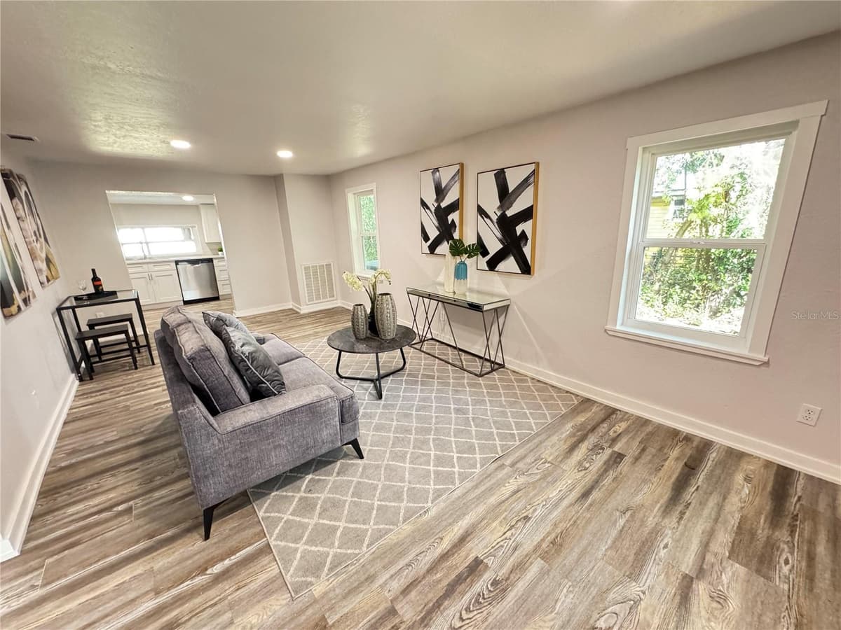 620 OAK STREET — photo 4 of 27