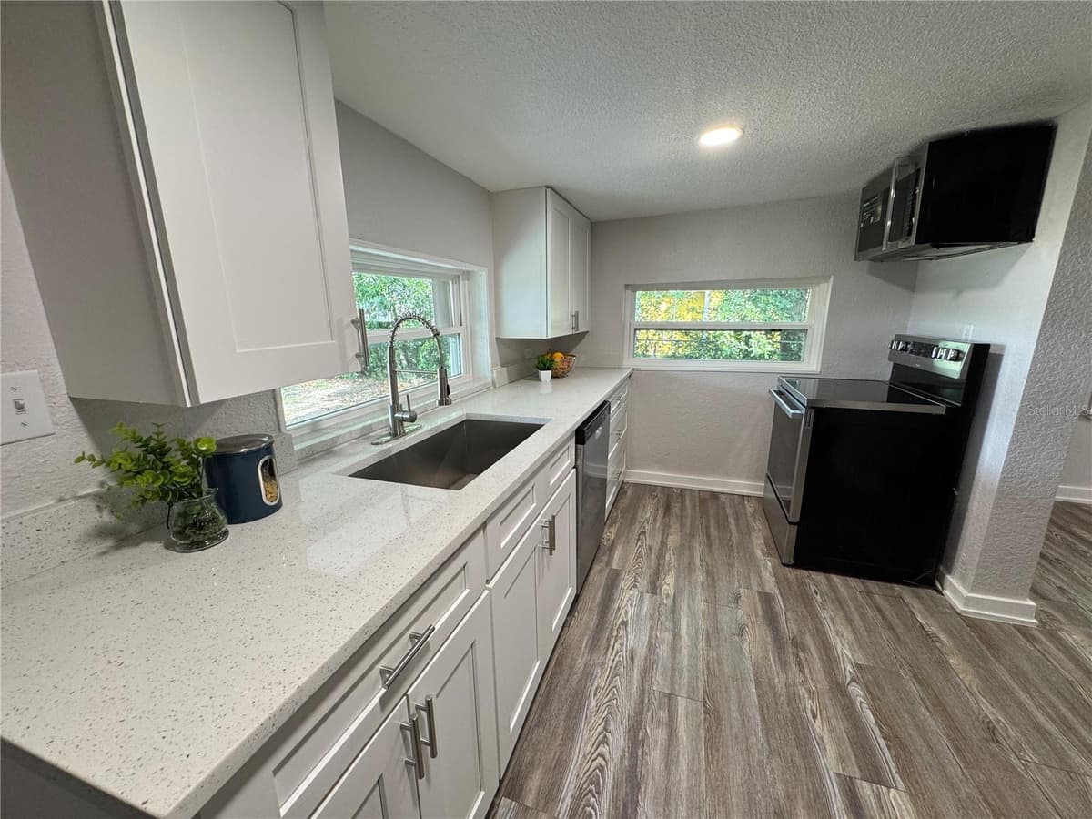 620 OAK STREET — photo 7 of 27