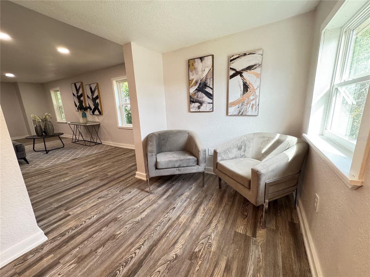 620 OAK STREET — photo 2 of 27