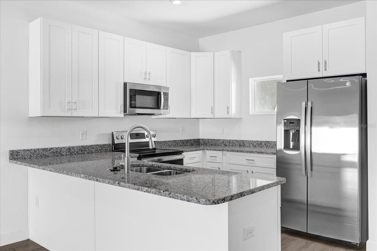 450 LAKE SHORE PARKWAY — photo 6 of 47